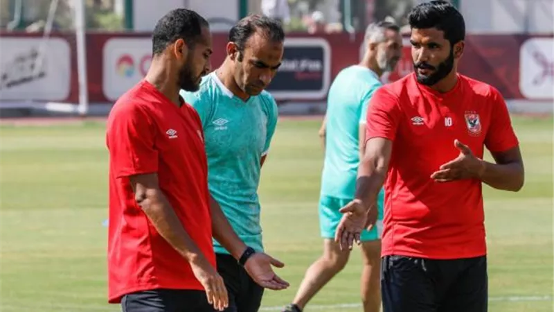 مران الأهلي… ”عبد الحفيظ يجتمع بصالح وسليمان.. ومحمد محمود ينتظم في التدريبات الجماعية