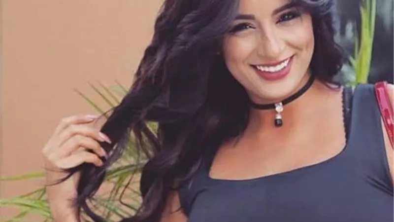 جورى بكر ترد على منتقدى صورتها مع شقيقتها