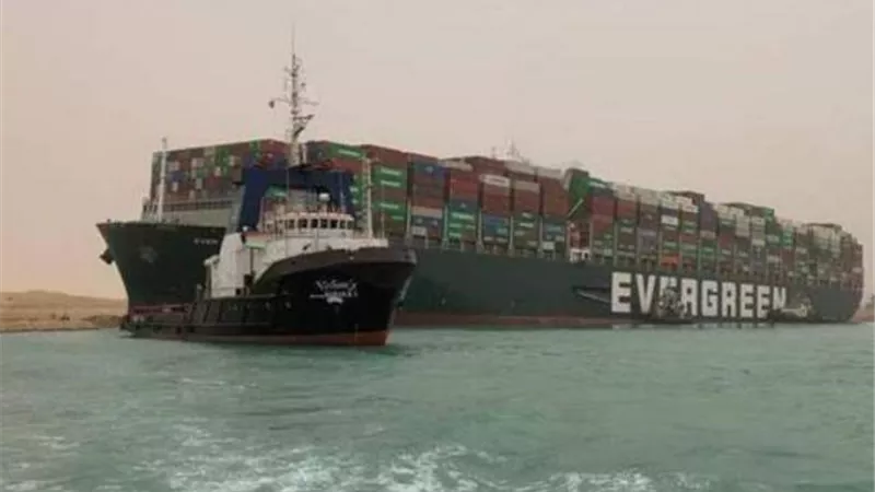 ”إيفرجيفن” تعبُر قناة السويس فى اتجاهها إلى السويس
