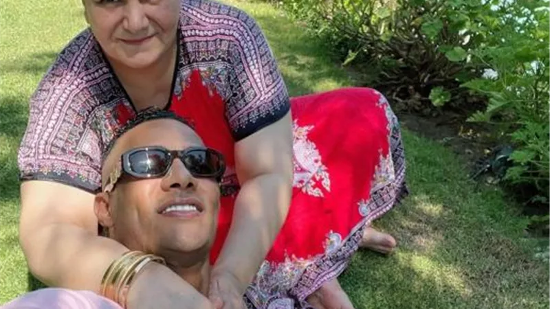 محمد رمضان برفقة والدته من أحدث ظهور له: ماشى ببركة رضاها ودعاها