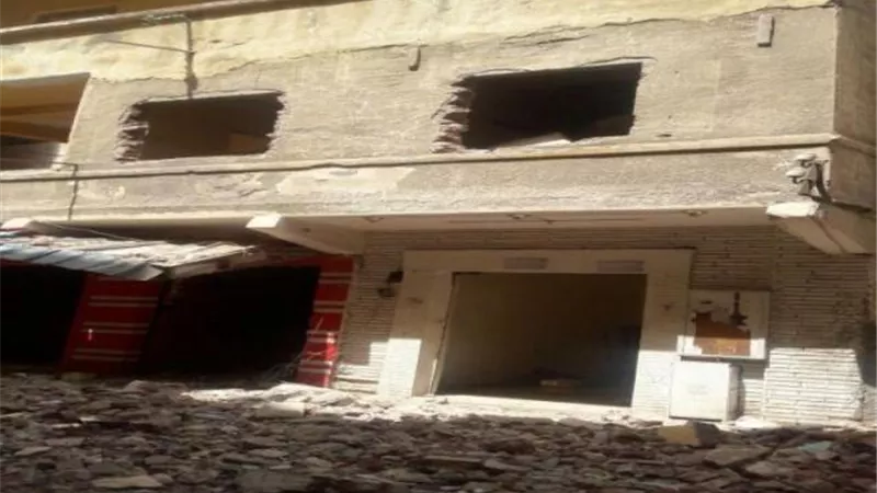 ميل بعقار مكون من ٩ طوابق ينذر بكارثة بمنطقة المجزر بالمنصورة