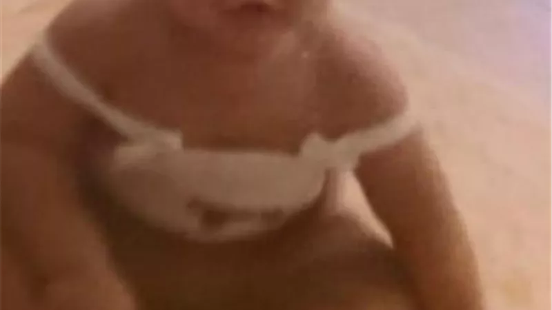ممثل شهير ينشر صورة من طفولته.. خمنوا من هو!
