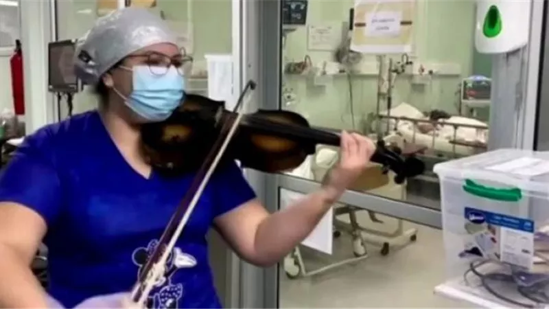 «تحدي الملل في زمن الكورونا».. ممرضة تعزف مقطوعات موسيقية للمصابين