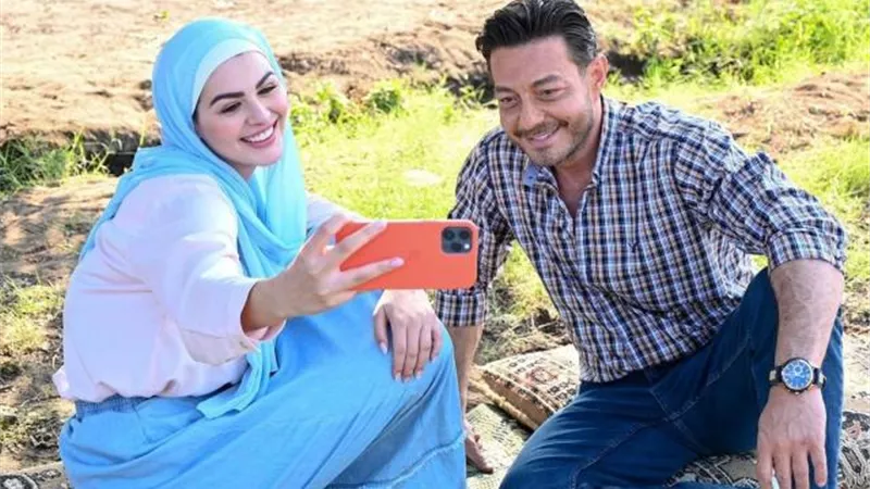 أحمد زاهر برفقة هنادى مهنا من كواليس مسلسل” ورا كل باب”