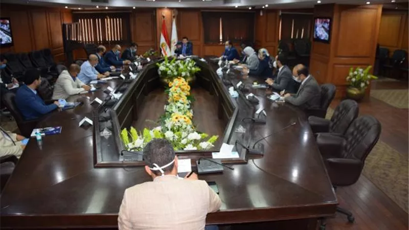 وزير الرياضة يناقش ملف إعادة تشغيل وتأهيل مراكز الشباب