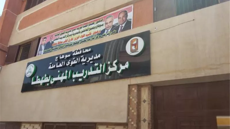 بالصور .. هذا ما شاهده محافظ سوهاج في مركز  تدريب طهطا خلال انتاج الكمامات