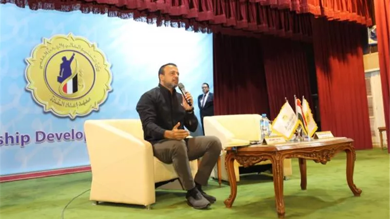 بالصور .. تفاصيل محاضرة الداعية مصطفى حسني بمعهد إعداد القادة بحلوان