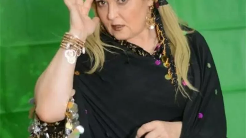 بالصور.. نهال عنبر من كواليس مسرحية ”زقاق المدق”