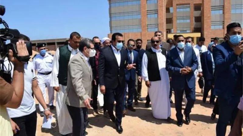 بتكلفة 804 مليون جنيه .. وزير التعليم العالي يتفقد الأعمال الإنشائية بجامعة مطروح