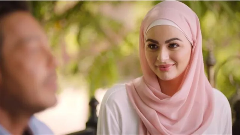 ملكة جمال المحجبات.. هنادى مهنى تروج لحكاية مسلسلها الجديد ”ورا كل باب”