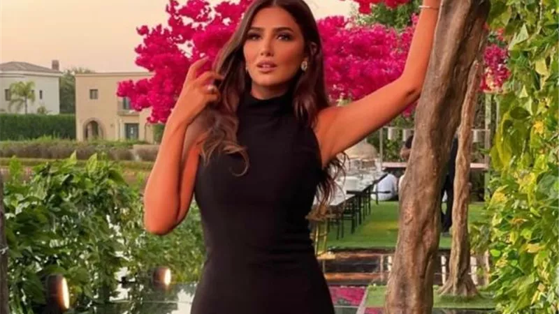 مى عمر بإطلالة جريئة مع زوجها من حفل خطوبة ريم سامى