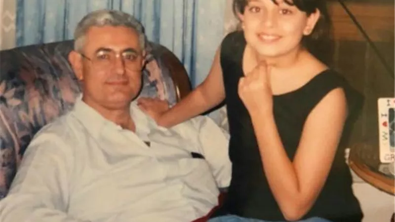 بصورة من طفولتها.. هبة مجدي تحيي ذكرى ميلاد والدها